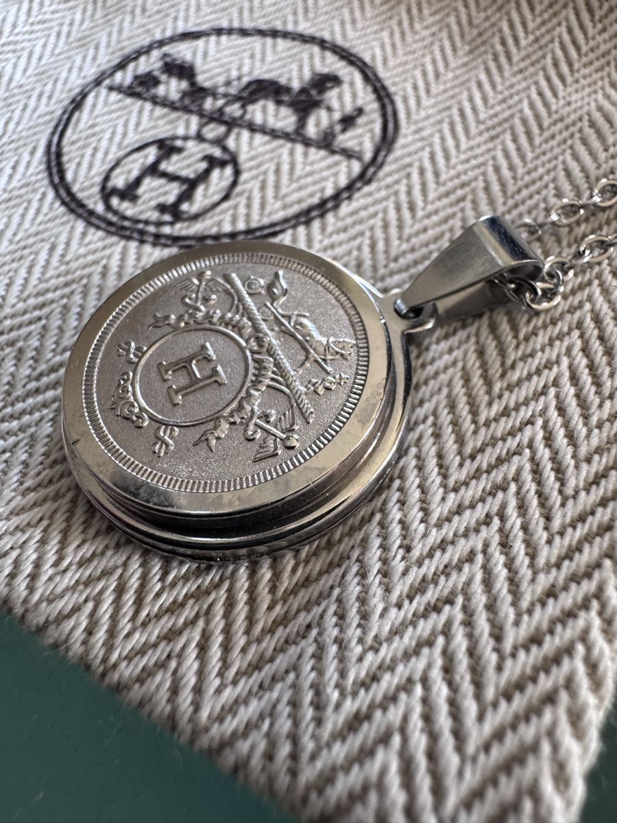 Hermès Ketten: Collier / pendentif Ex-libris Hermes monté sur chaîne – Gebraucht aus Neuchatel von mar_9blm 2