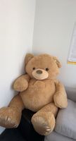 Riesiger Teddybär sucht neues Zuhause
