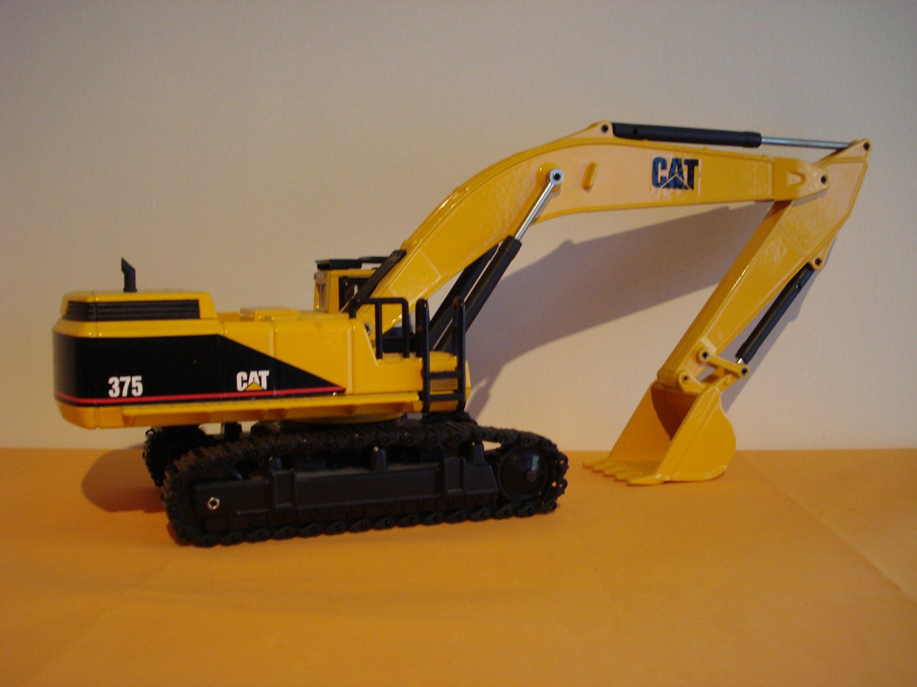 Joal Modellbausätze & Standmodelle: CAT 375 Raupenbagger – Gebraucht aus Mitlödi von worker04 1