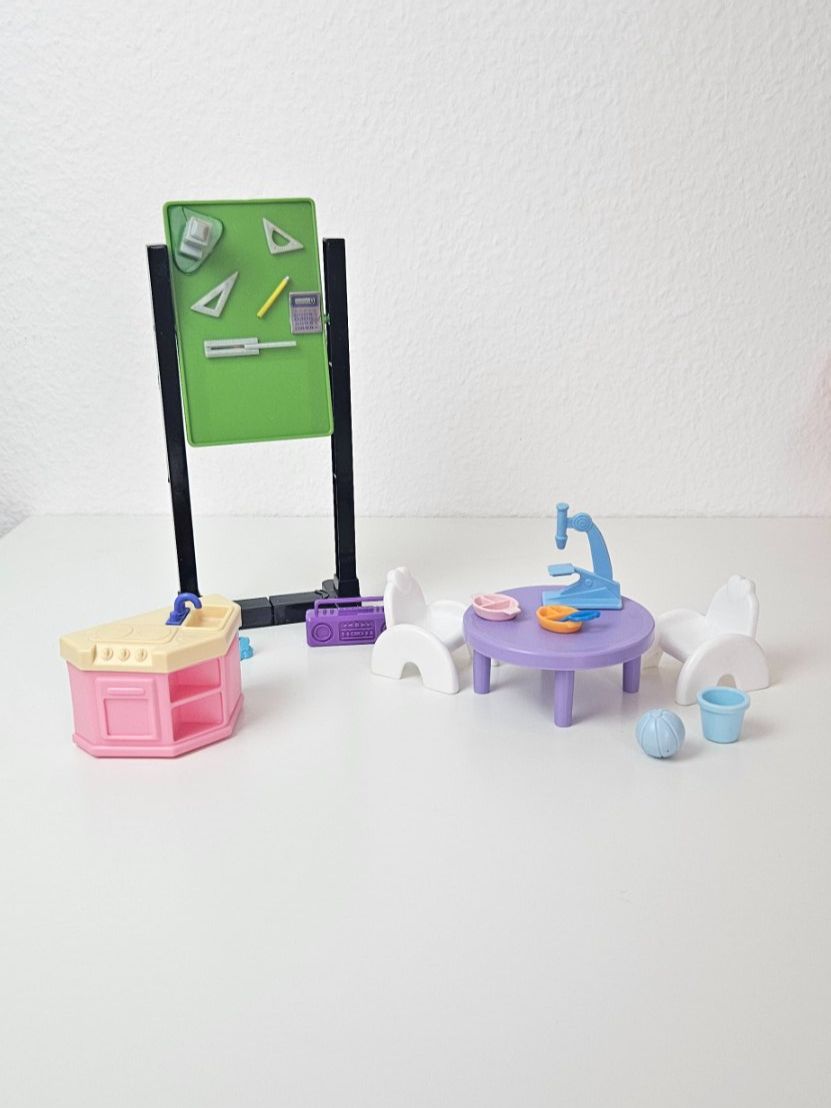 Barbie Case e mobili per bambole: Vintage Barbie Klassenzimmer Set – Usato da Dättwil AG venduto da son_x2fq