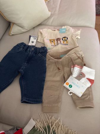 Baby hose & t shirt & socks  6mts .