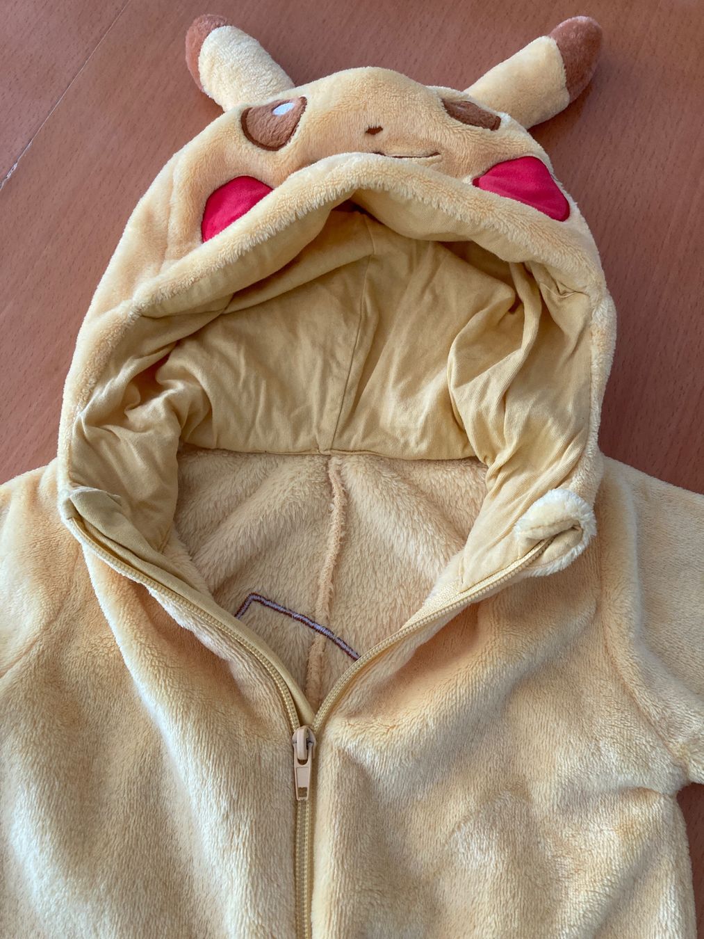 Pyjamas & Ähnliches: Baby Strampler "Pikachu" Plüsch, Gr. ca. 74/80 – Gebraucht aus Gelterkinden von froggy80 1