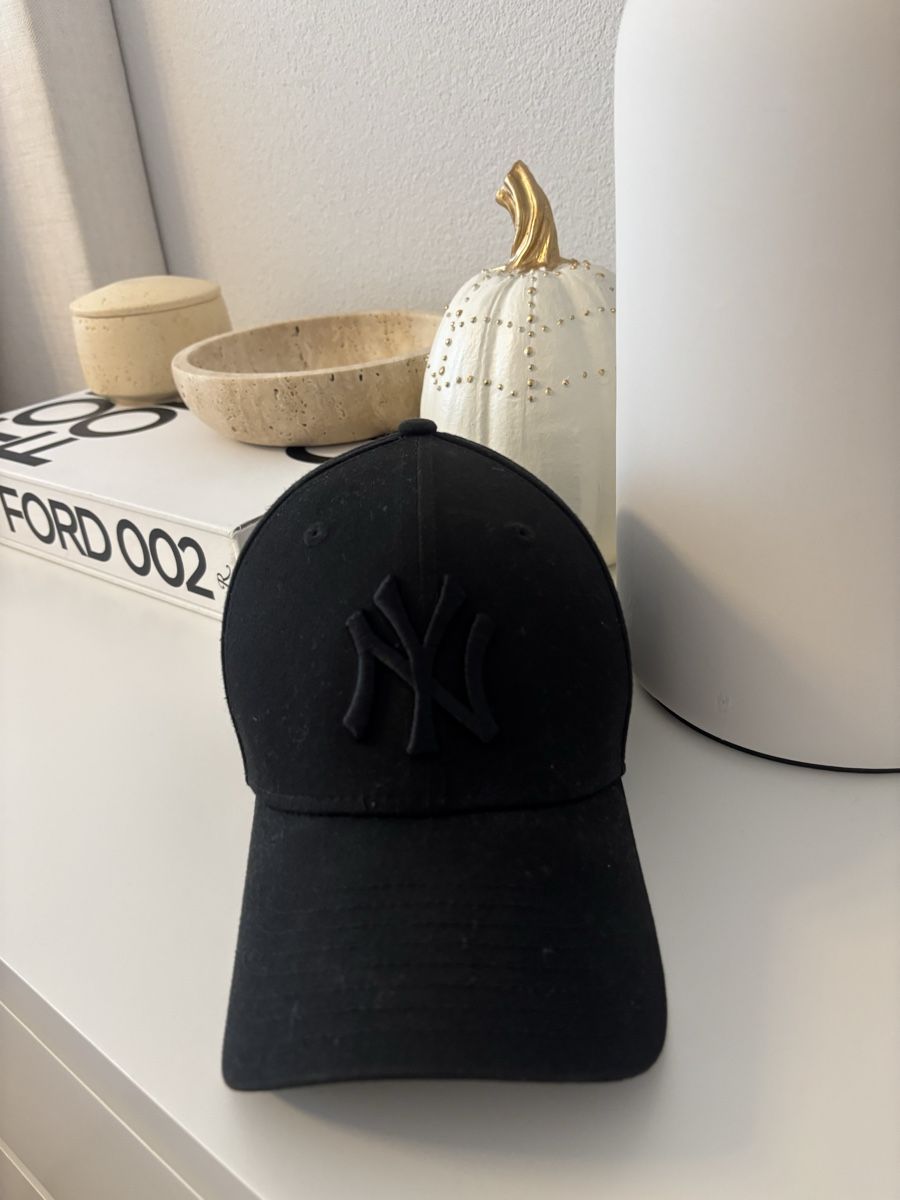 New Era Copricapi, berretti & cappellini: NEW ERA Black Hat One Size Fits All NP: 49.- – Nuovo (secondo la descrizione) da Horgen venduto da lme_8kj7 1