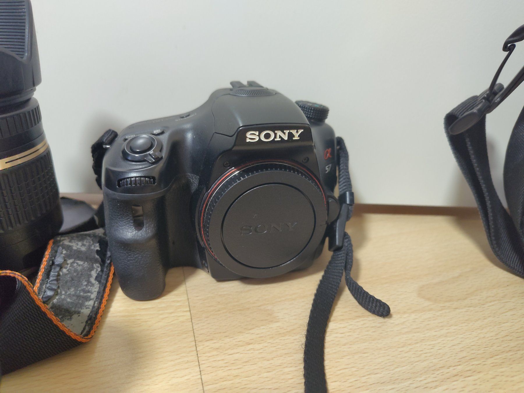 Sony Fotocamera: Sony Alpha 57 Spiegelreflexkamera mit Objektiven & Tasche – Usato da Lyss venduto da toe_68qb 2
