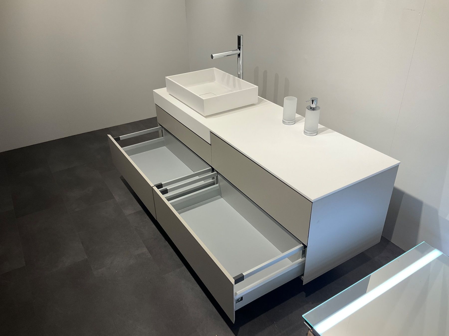 Mobili per bagno: 076 Badmöbelkombination, weiss/grau, 160cm – Nuovo (secondo la descrizione) da Derendingen venduto da Meisterstuecke 2