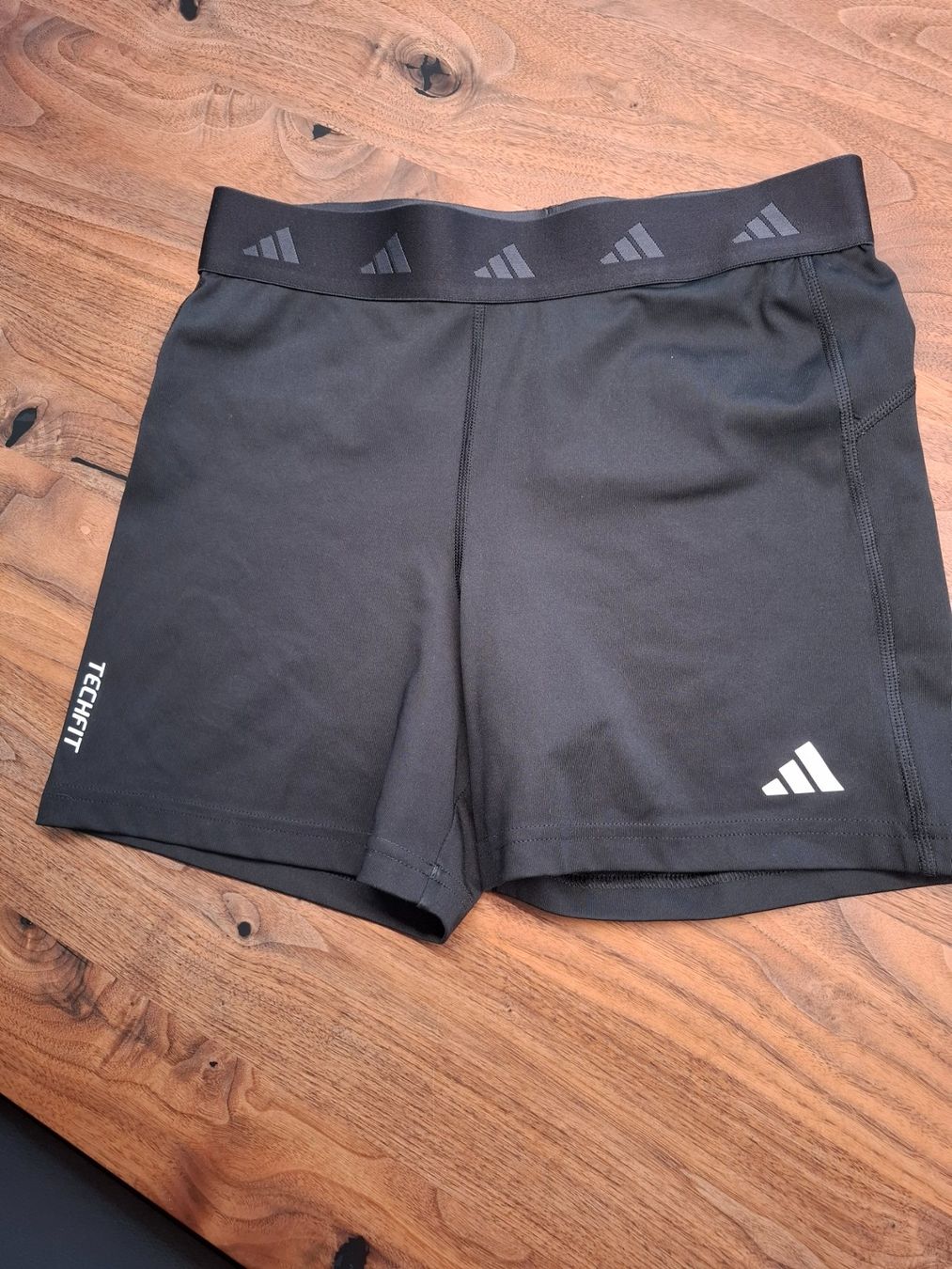 Adidas Pantaloni: Trainingshose Mädchen kurz – Usato da Aarwangen venduto da chepetto74