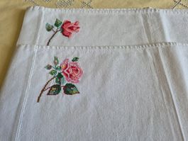 7 Handgestickte Tischset mit Rosenmuster