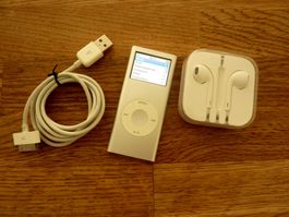 Apple iPod NANO 4GB Modell A1199 Silber u Kopfhörer/Kabel