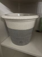Blumentopf Keramik zweifarbig grau weiss gebrauchter Zustand