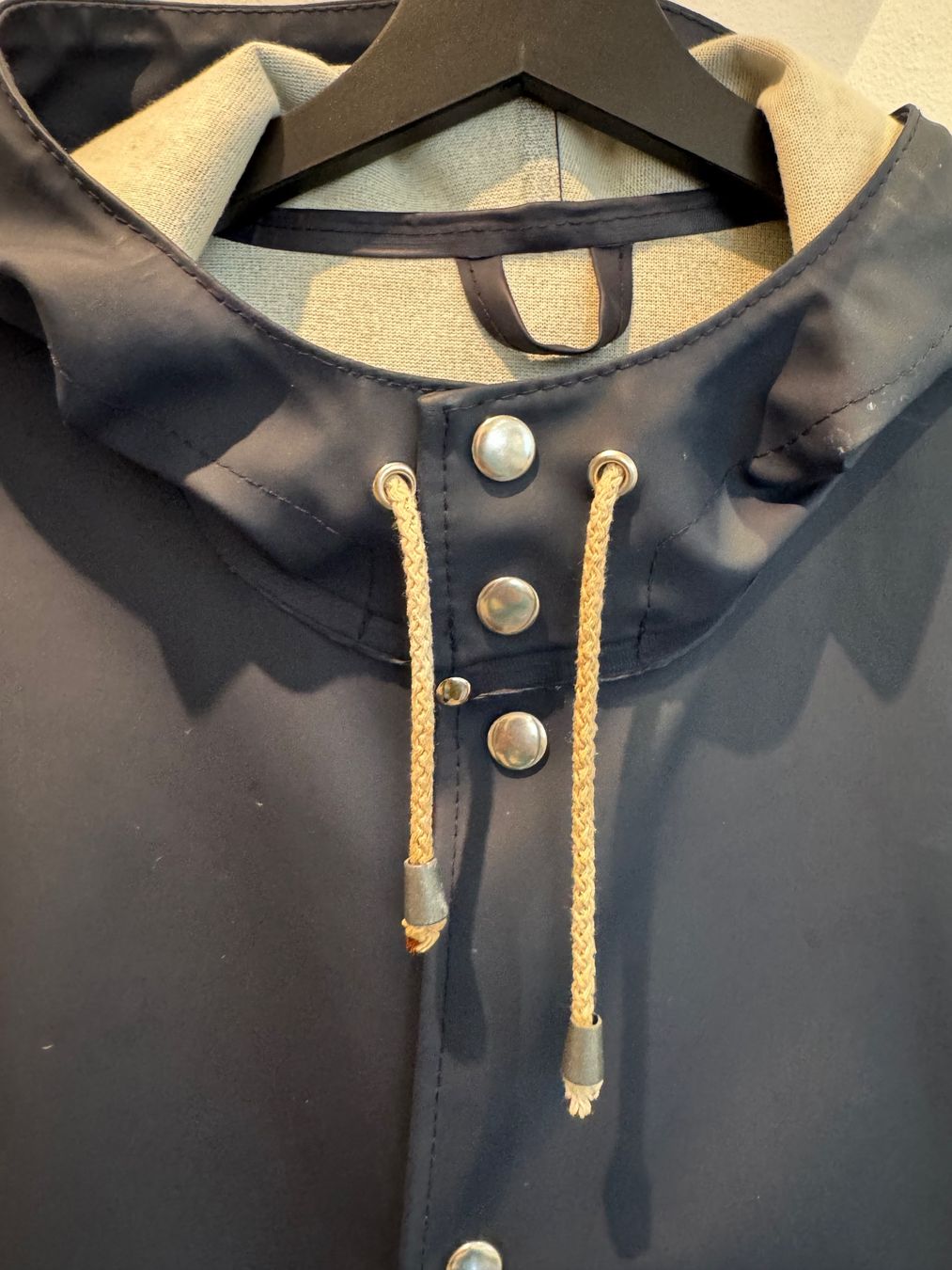 Stutterheim Cappotti: Stutterheim Regenmantel, Gr. S, Dunkelblau – Usato da Zürich venduto da nils.alex 4