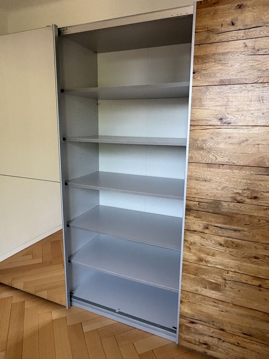 Armoires: Kleiderschrank – D'occasion à Solothurn par elektro2011 2