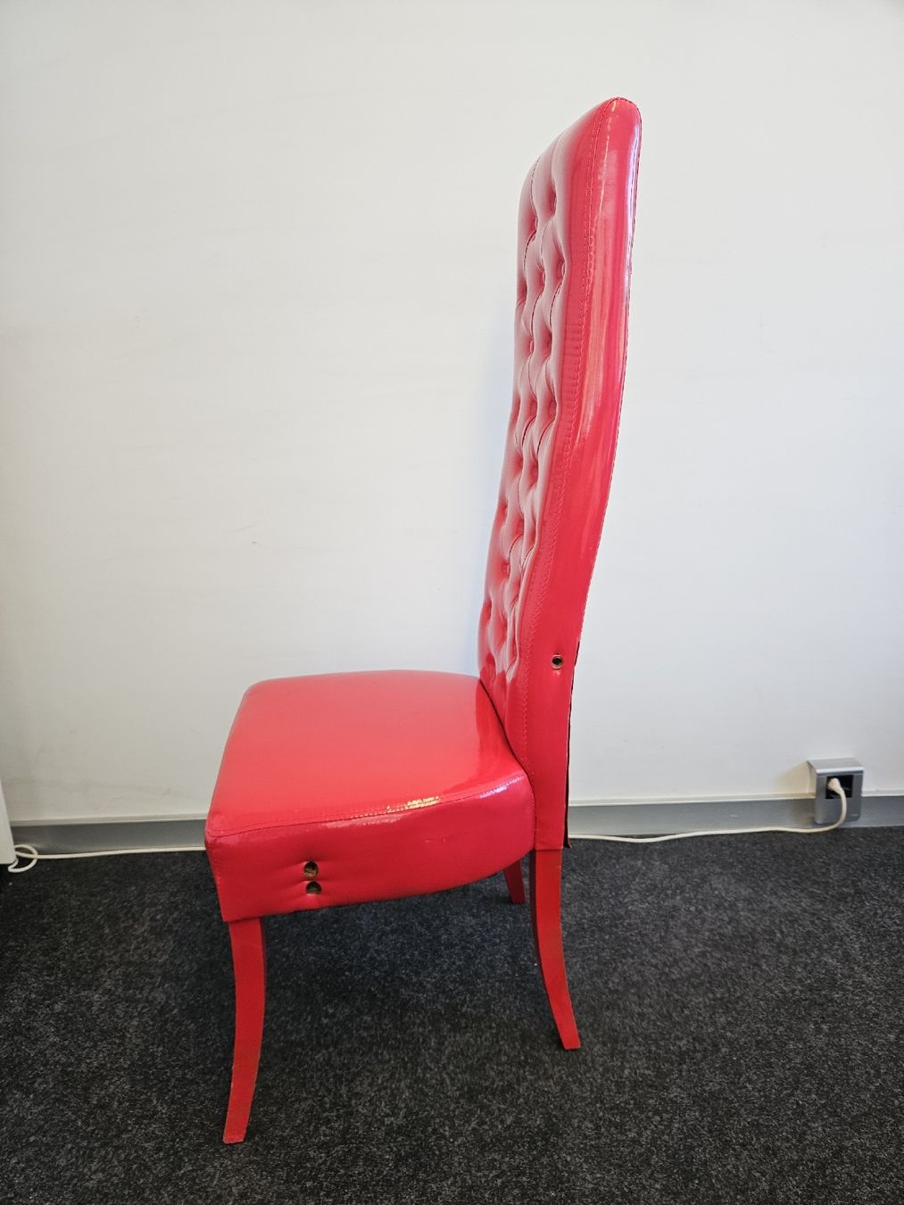 Chaises: Roter Stuhl mit Kunstleder Sitzhoehe 50cm – D'occasion à Winterthur par Dachs28 2