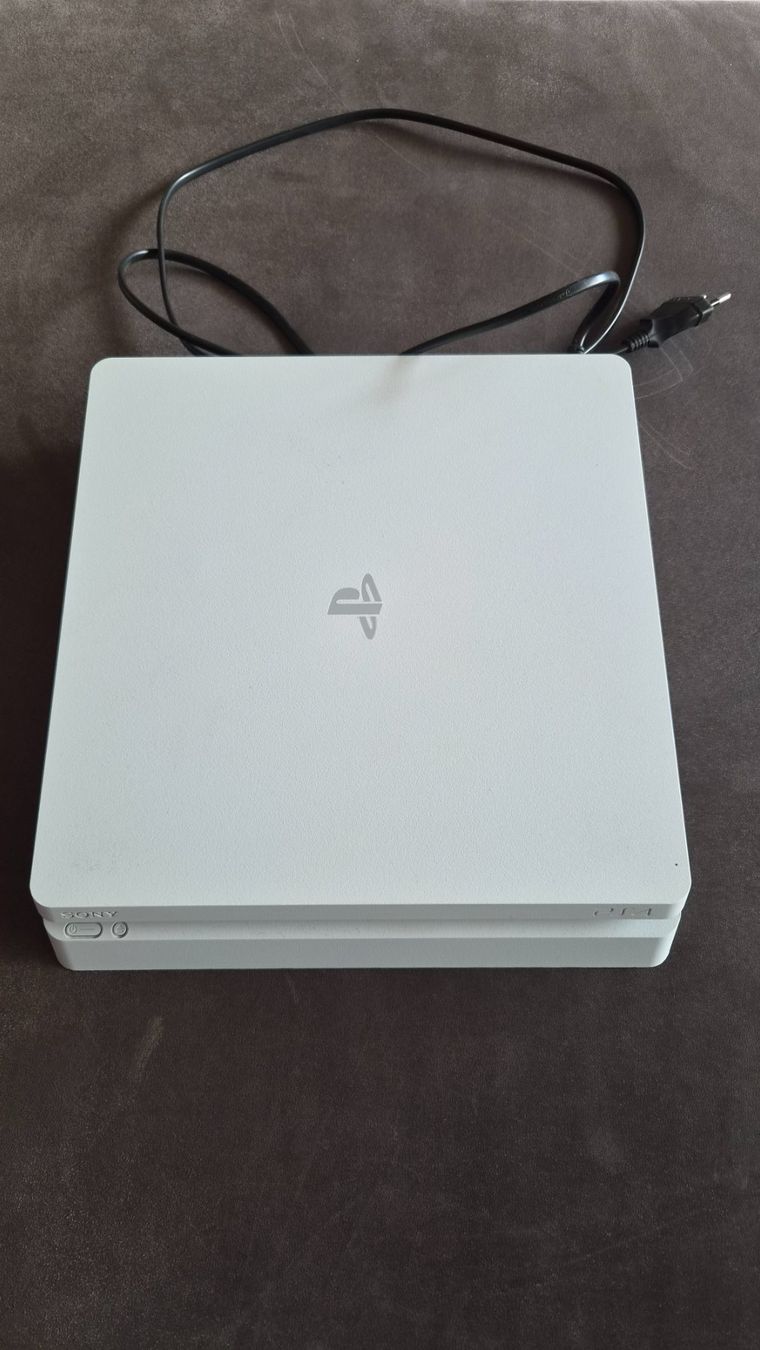 Sony Consoles: weisse PS4 gebraucht, läuft einwandfrei, mit Controller – D'occasion à Zweisimmen par M.G1111