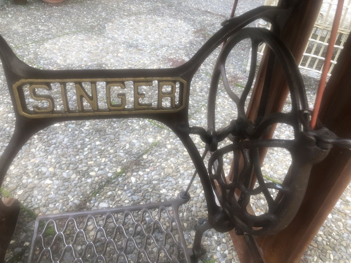 Singer Macchine da cucire: Machine à coudre Singer vintage avec meuble bois – Usato da Bernex venduto da joe_6dn9 5