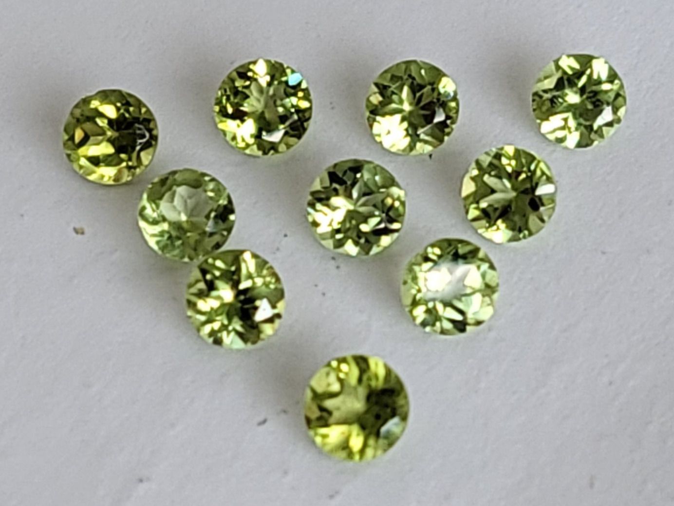 Edelsteine: Péridots AAA rond 4 mm / 0.26 ct pièce – Neu (gemäss Beschreibung) aus La Chaux-de-Fonds von j-aime-les-gemmes 2
