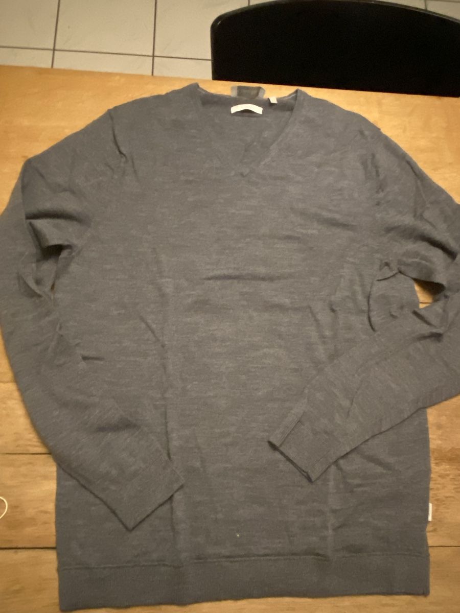 Calvin Klein Maglioni & Felpe: Grauer Calvin Klein Woll-Pullover V-Neck – Usato da Flüh venduto da domiri