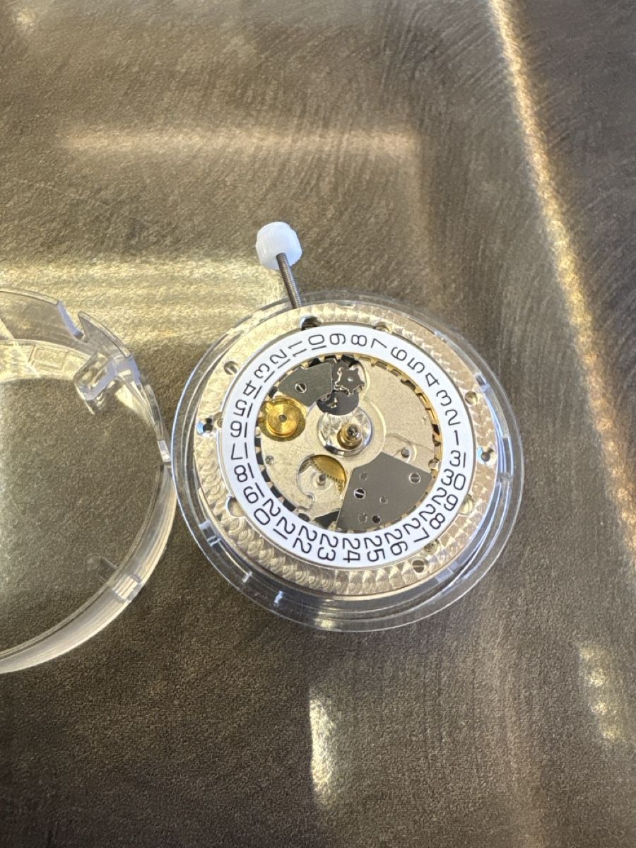Omega Montres: Omega Cal : 1152 Chronograph Neuf ! – D'occasion à Chavornay par Gold-Gym 2