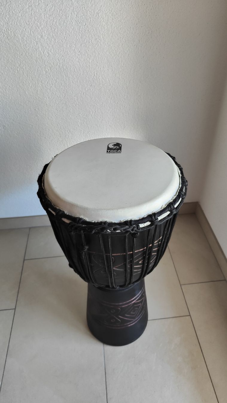 Strumenti musicali: Djembe mit Rucksack – Usato da Eschenbach SG venduto da Bergfee99 1