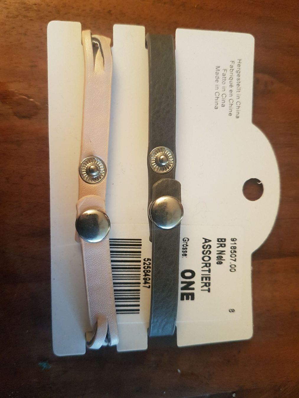 Bracciali & Braccialetti: 2 Armbänder, grau/beige, Lederoptik, – Nuovo (secondo la descrizione) da Oberengstringen venduto da Sheera7 1