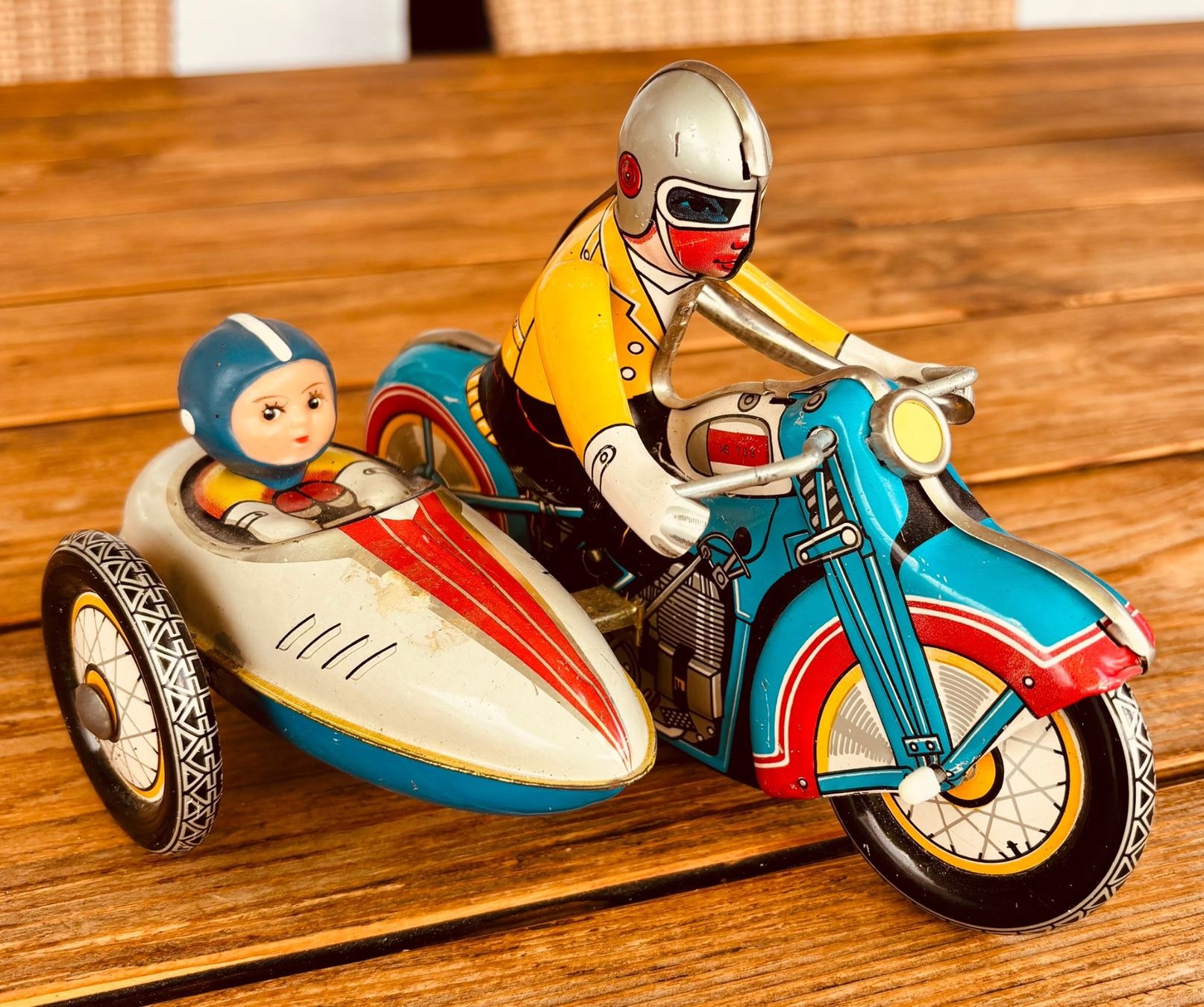 Giocattoli: Antikes Blechspilzeug Motorrad mit Seitenwagen Schlüssel – Usato da Thun venduto da Studi1974