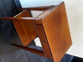 Table de chevet en bois avec tiroir, état occasion