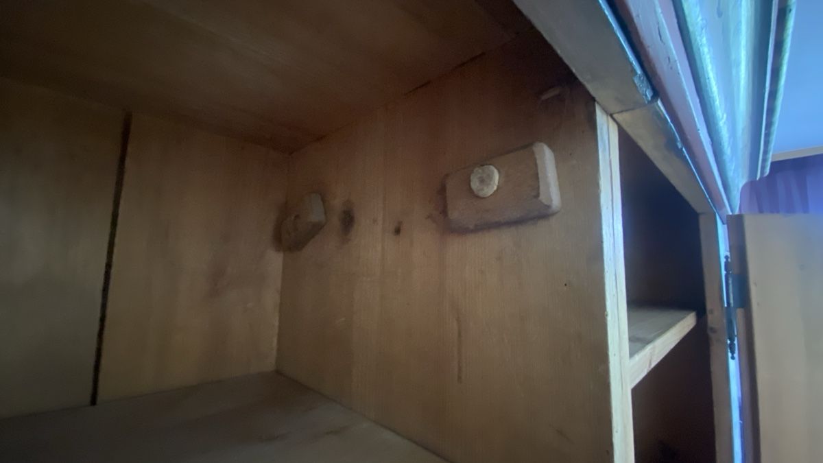 Armoires: Antiker Bauernschrank mit Bemalung – D'occasion à Männedorf par WBM 3