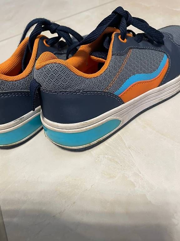 Schuhe für Jungen: Turnschuhe mit Blinkfunktion Gr. 34 – Gebraucht aus Suhr von thomann1998