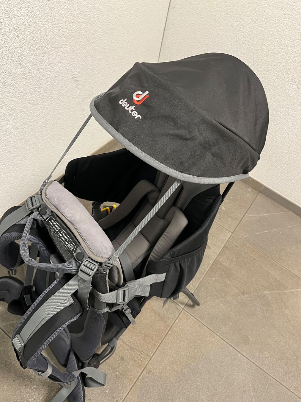 Deuter Marsupi portabebè: Deuter Kindertrage grau – Usato da Winterthur venduto da WintiSommer