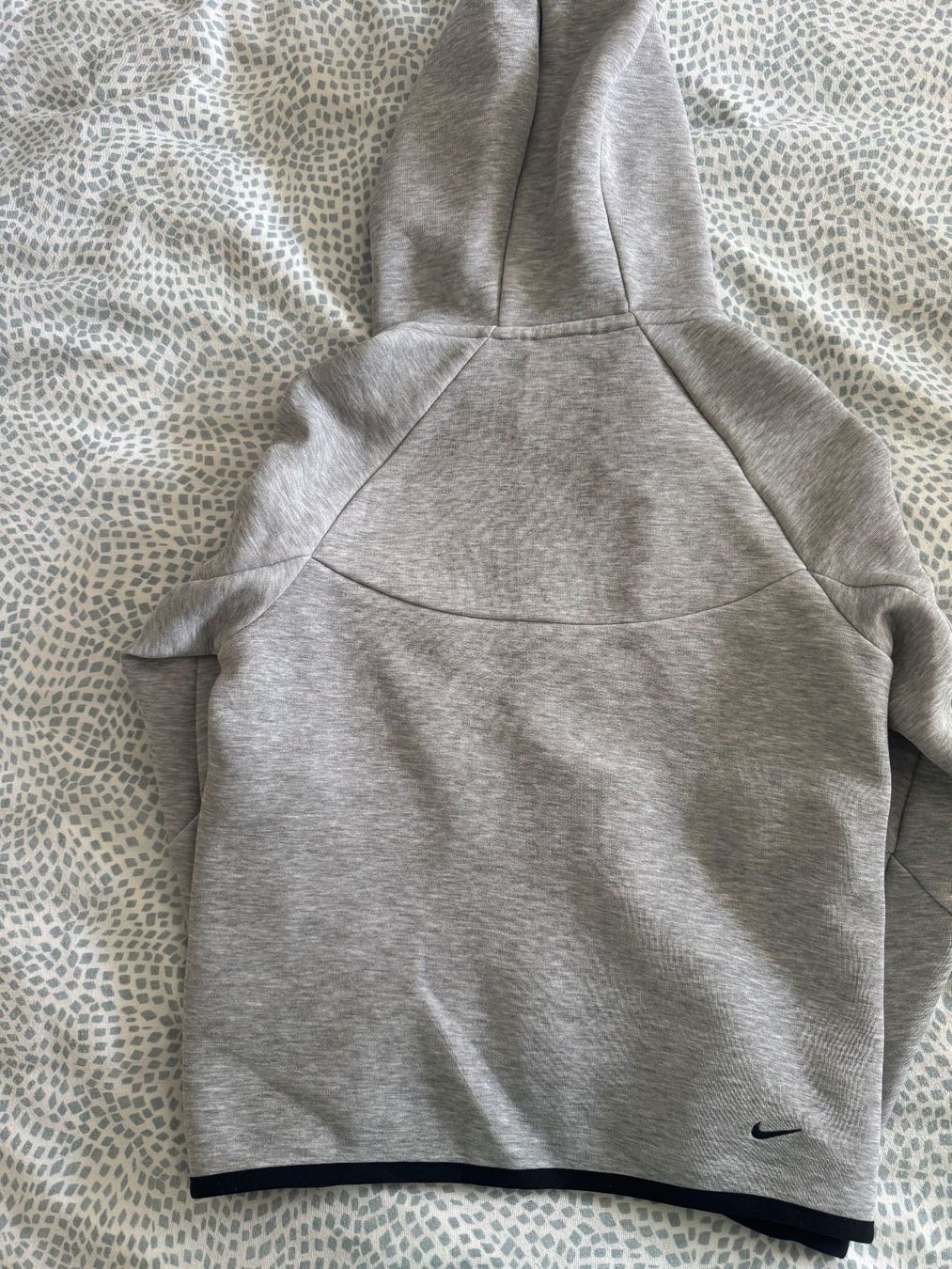 Nike Giacche & Cappotti: Veste à capuche Nike Tech gris, taille M – Usato da Chatelaine venduto da lae_7h8n 1