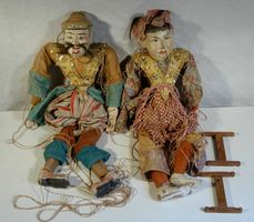 Thailändische antike Marionettenfiguren mit Händlerplombe
