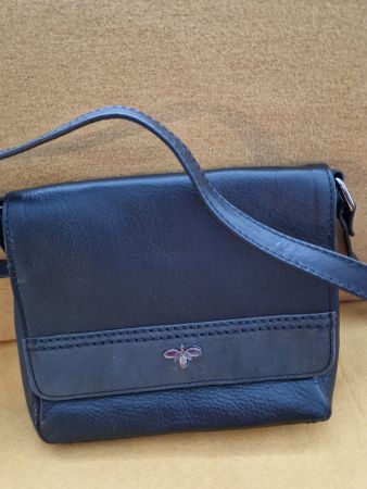 Sac bandoulière noir Bee & Blu, idéal pour l'automne !