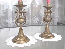 Alte Wand und Tisch Messing Kerzenständer im Paar (Pendant)
