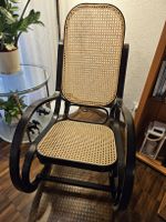 Schaukelstuhl aus Holz und Rattan