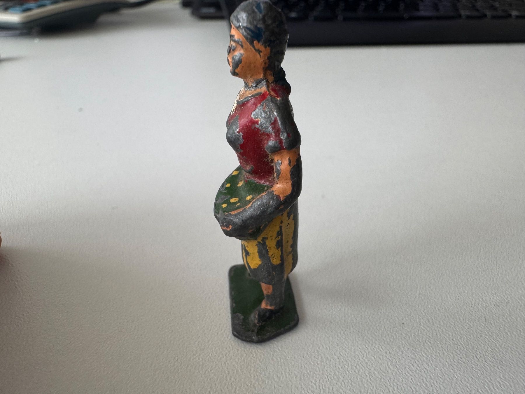 Bing Spielzeuge: Uralte Metall-Guss Figur "Bäuerin", Höhe ca. 5 cm – Gebraucht aus Winterthur von Arma3 1