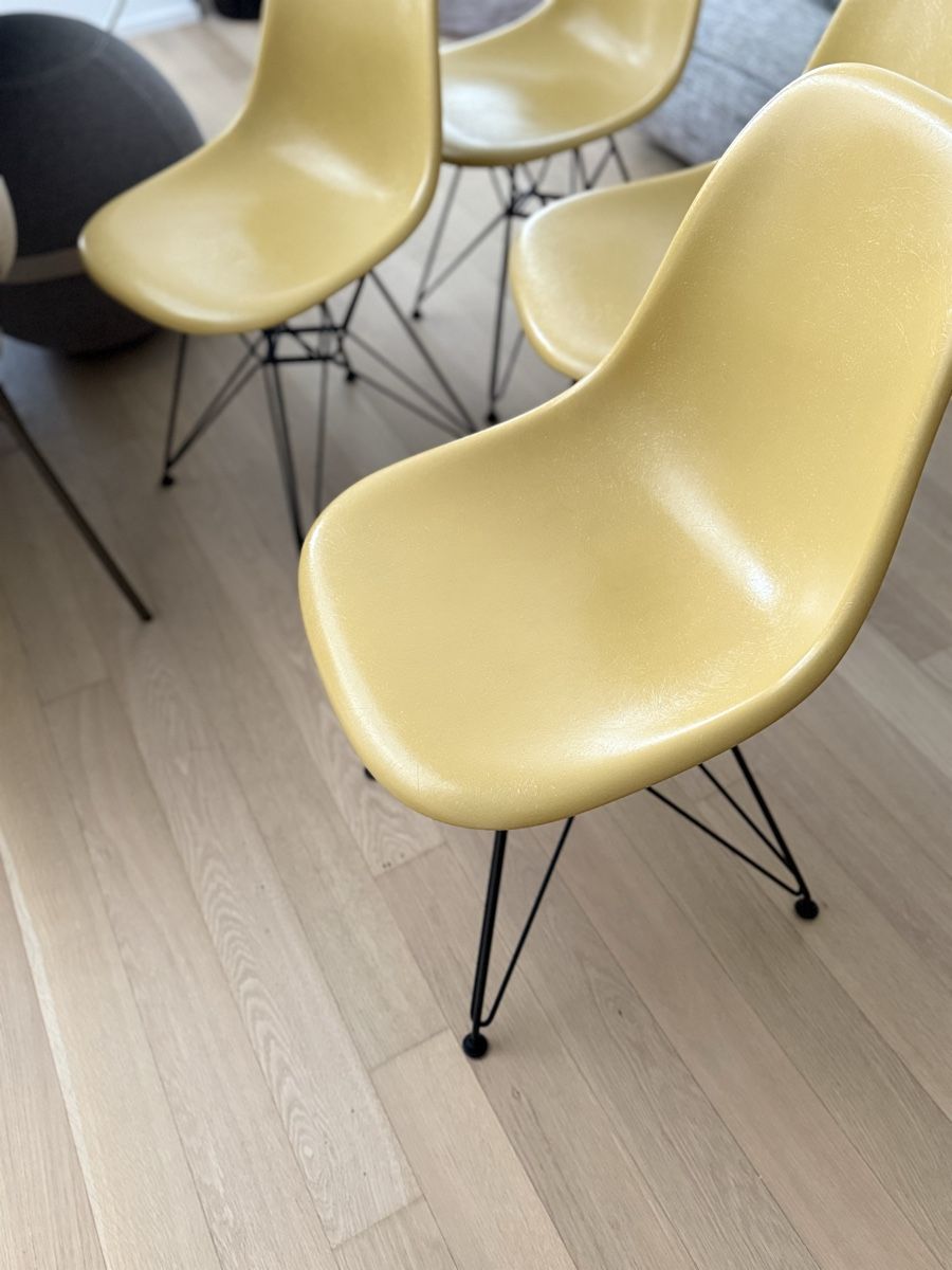 Vitra Chaises: Original Vitra Eames Fiberglass Chairs – Neuf (Voir description) à Zollikerberg par Atelier108