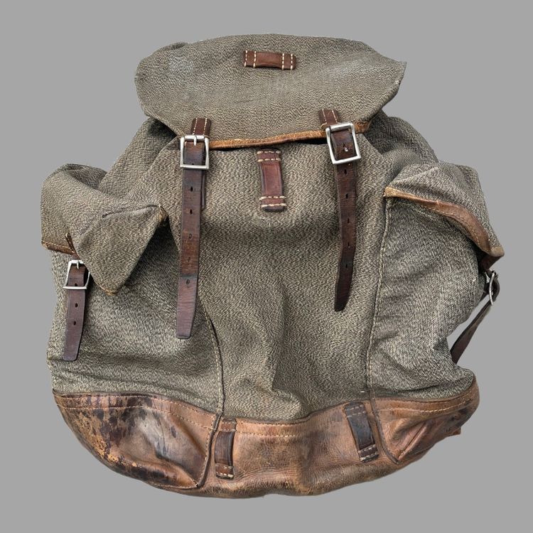 Très Ancien authentique Sac a dos en toile créations LAFUMA