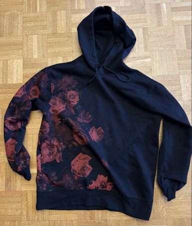H&M Sweat à capuche noir, Taille M, avec motif floral🌹