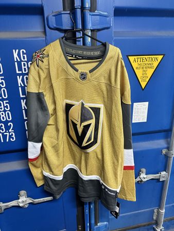 Première version du maillot des Vegas golden Knight