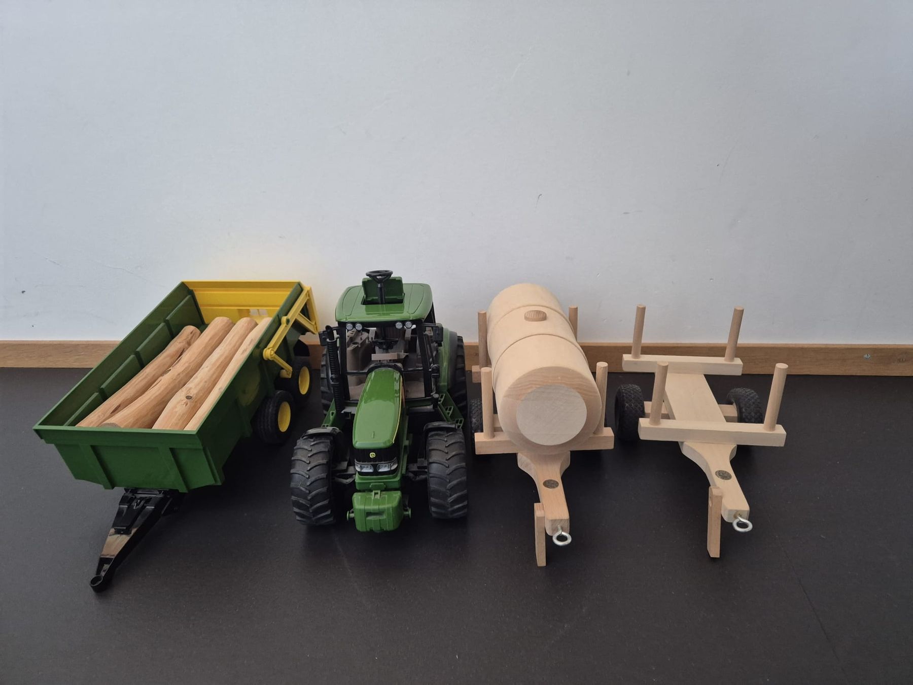 Jouets: John Deere Traktor mit diversen Anhängern – D'occasion à Courgevaux par Qualderwahl