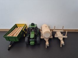 John Deere Traktor mit diversen Anhängern