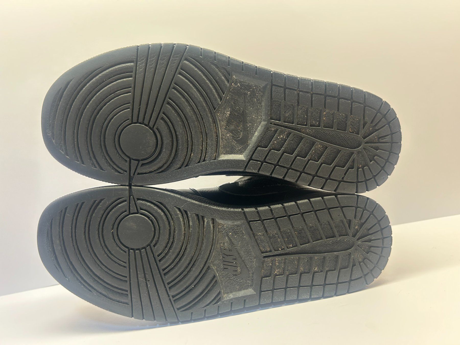 Jordan Scarpe da uomo: Nike Air Jordan 1 Total Black – Nuovo (secondo la descrizione) da Soyhières venduto da Maponos 7
