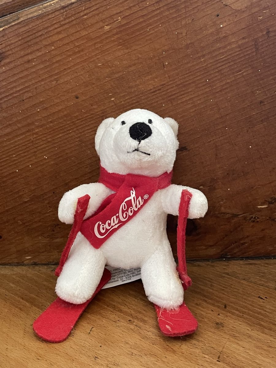 Raccolte di bollini & punti: Coca-Cola Eisbär Stofftier mit Ski, Winter-Saison! – Usato da Binningen venduto da ZiggZagg