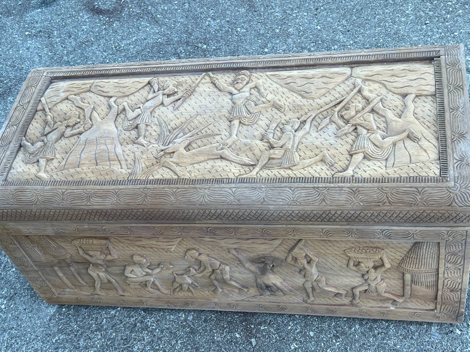 Cassapanche: ART 1087-J Bahut sculptée sablé – Usato da Pont-La-Ville venduto da BCMGLEAL 1