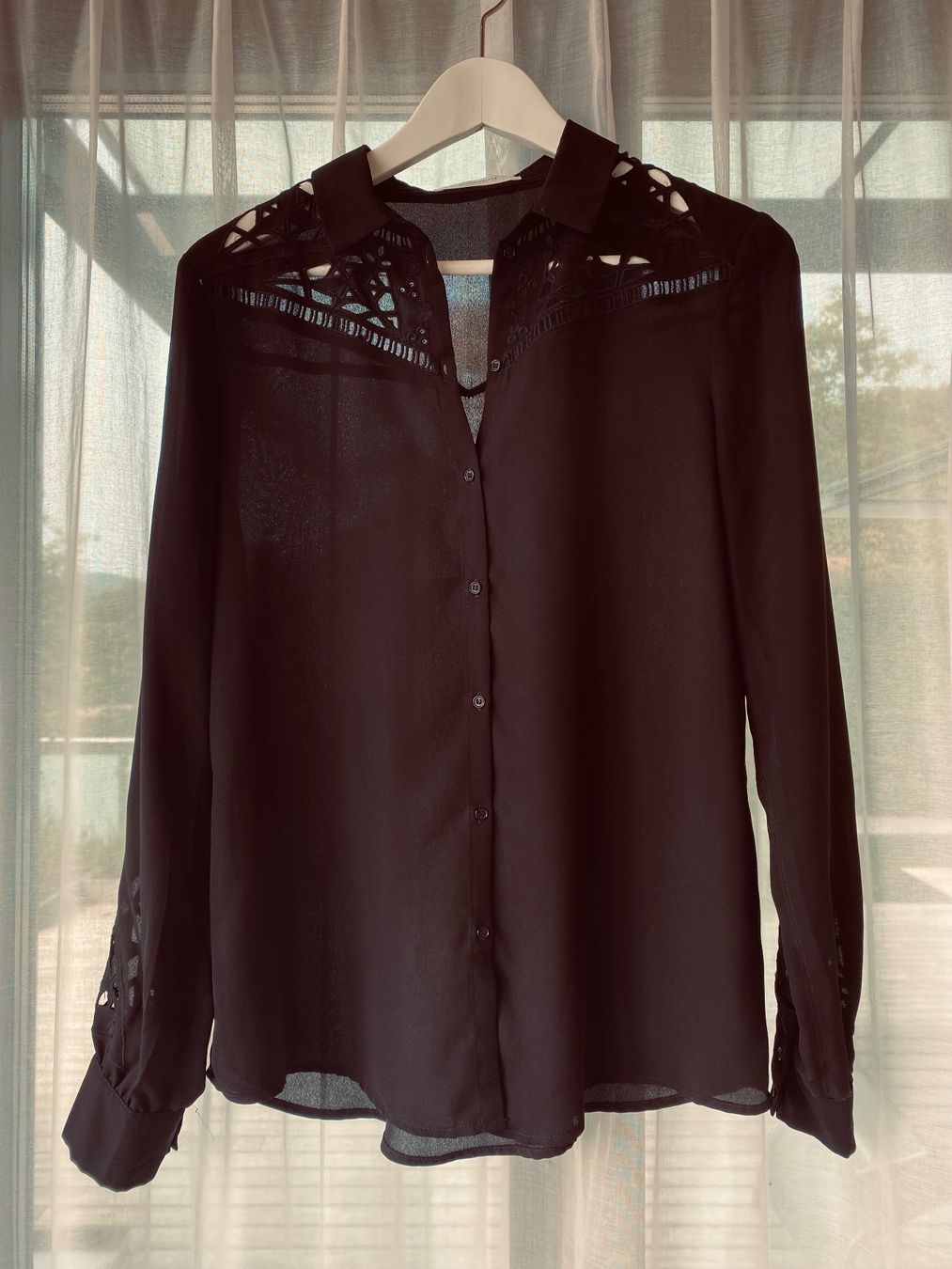 Promod Camicette: schwarze Bluse mit Cut Out Muster – Usato da Seewen SO venduto da HappyHappyHappy