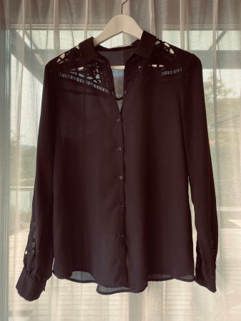 schwarze Bluse mit Cut Out Muster