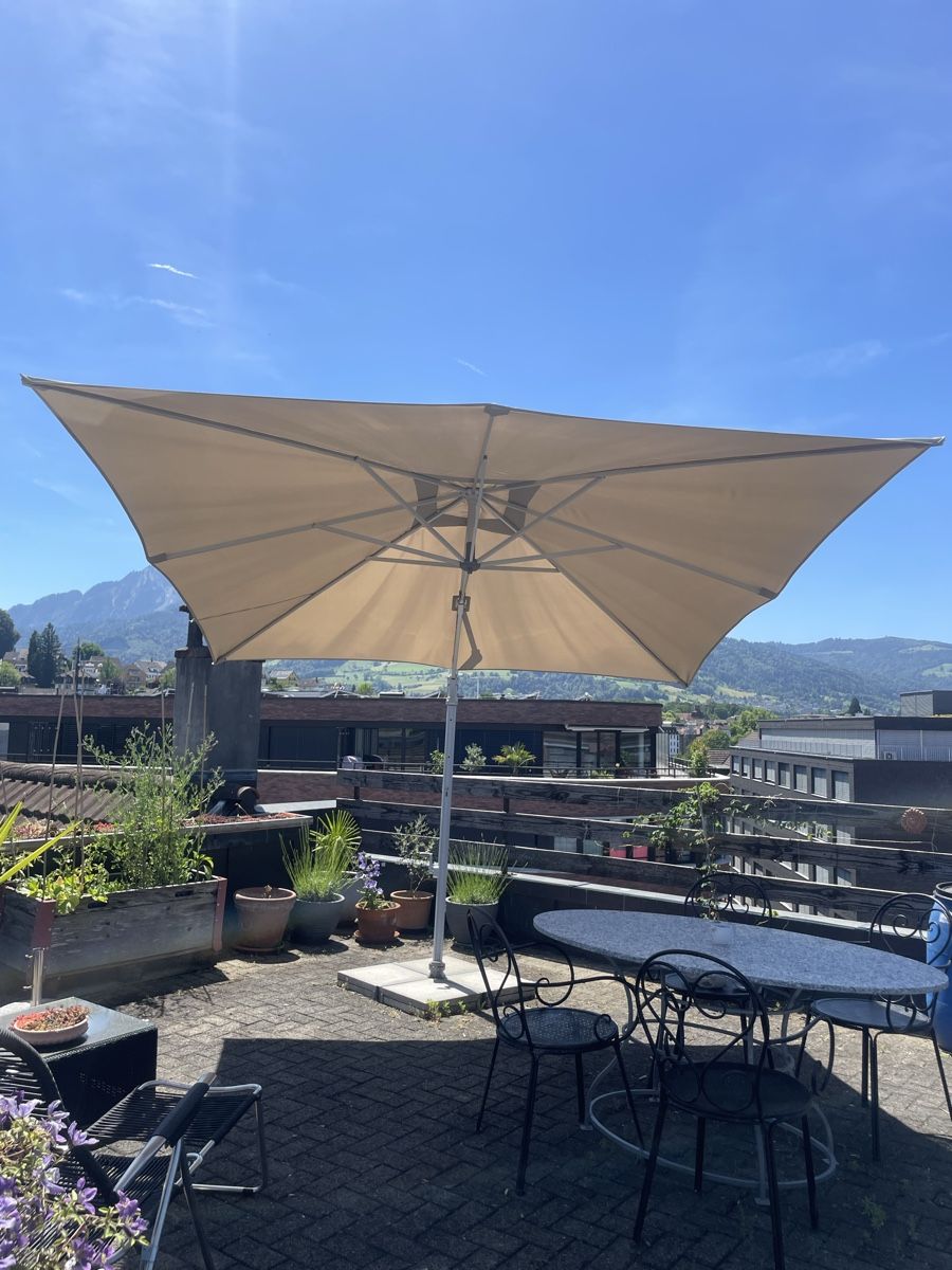 Glatz Ombrelloni: Grosser Ampel-Sonnenschirm – Usato da Luzern venduto da Klabourettli