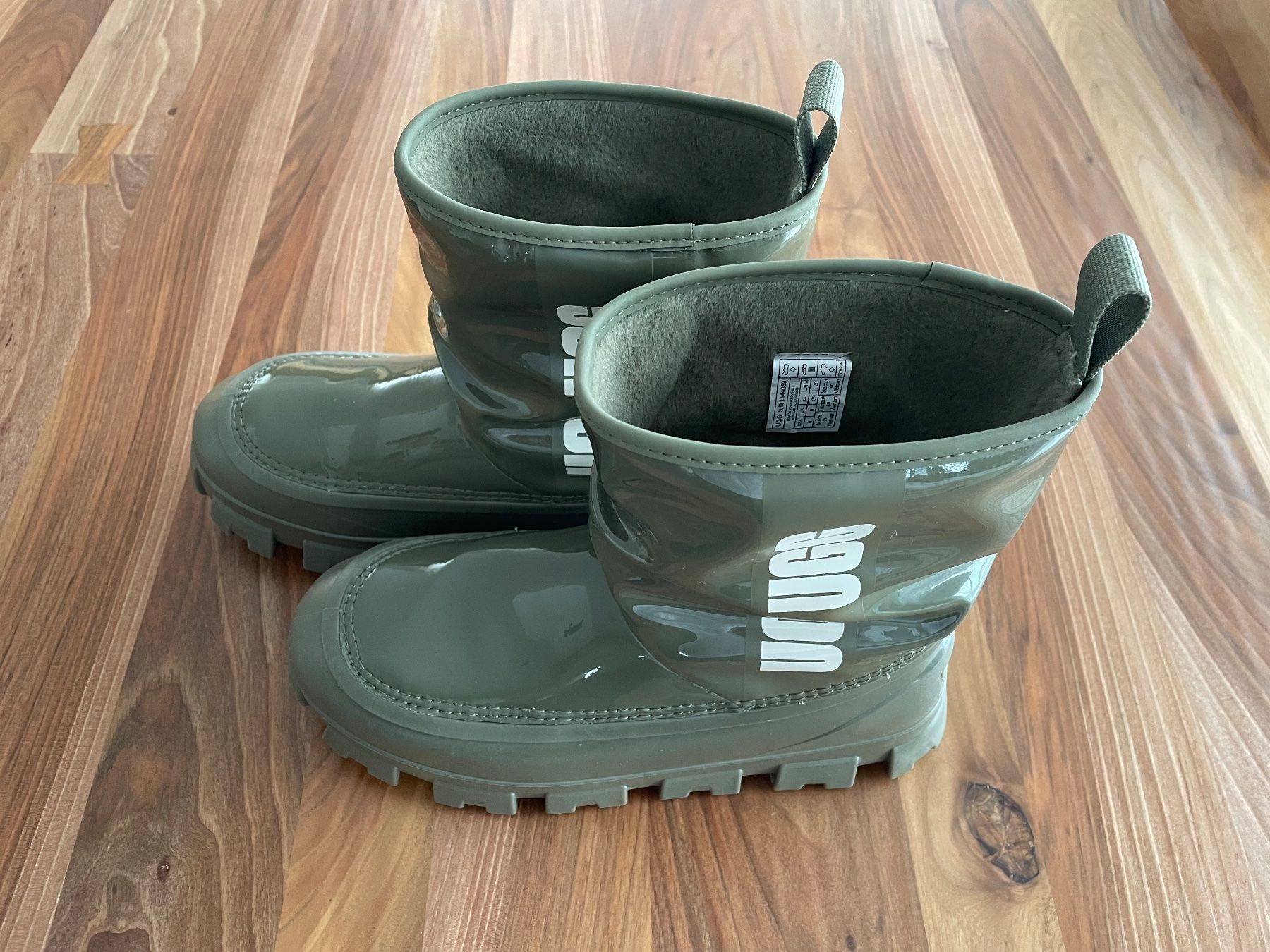 Ugg Scarpe da donna: UGG W Classic Brellah Mini Boot olive Gr. 39 - NP CHF 139.00 – Usato da Chur venduto da Hortensia03 1