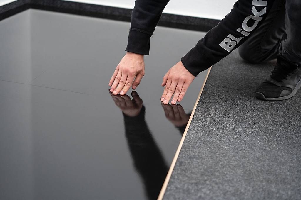 Bodenbeläge: 16,8 m2 Hochglanz Laminat Schwarz – Gebraucht aus Zürich von reg91 1