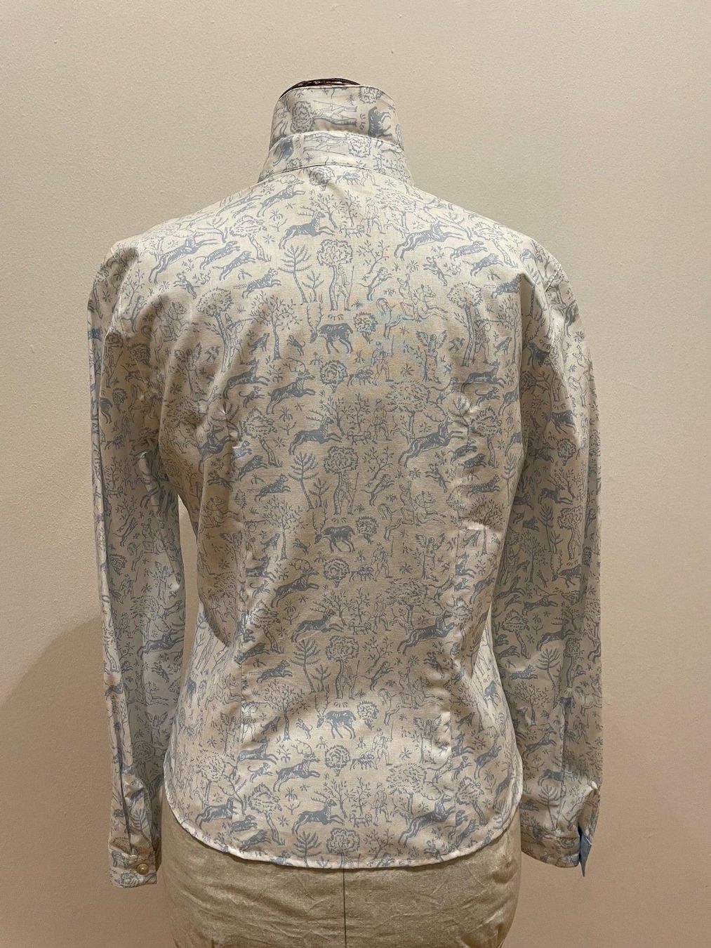 Camicette: Gössl Bluse blau weiss mit Jagdmotiven – Nuovo (secondo la descrizione) da Zürich venduto da Simi123 3