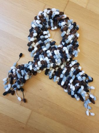 Schal, mit grossen Bommeln, grau-braun